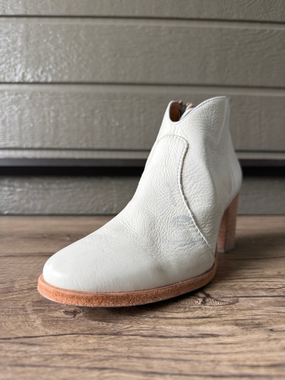 FRYE Women’s Leather Ankle Boots cream size 7.5 B
